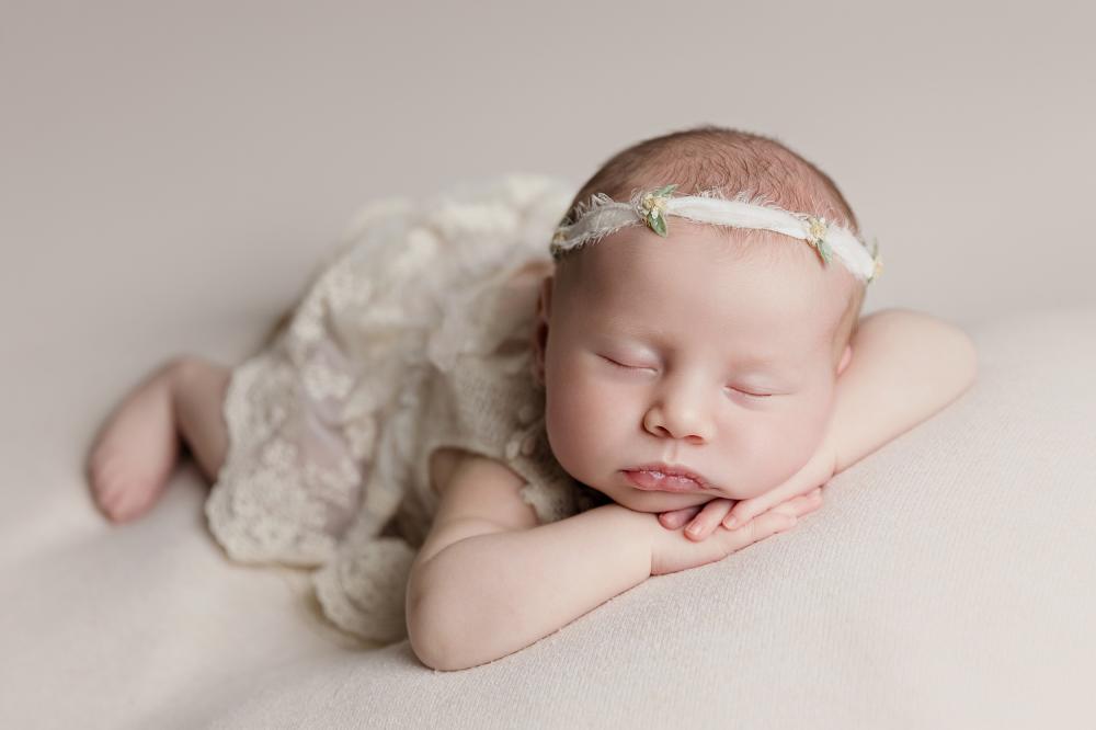 photographe nouveau ne naissance posing